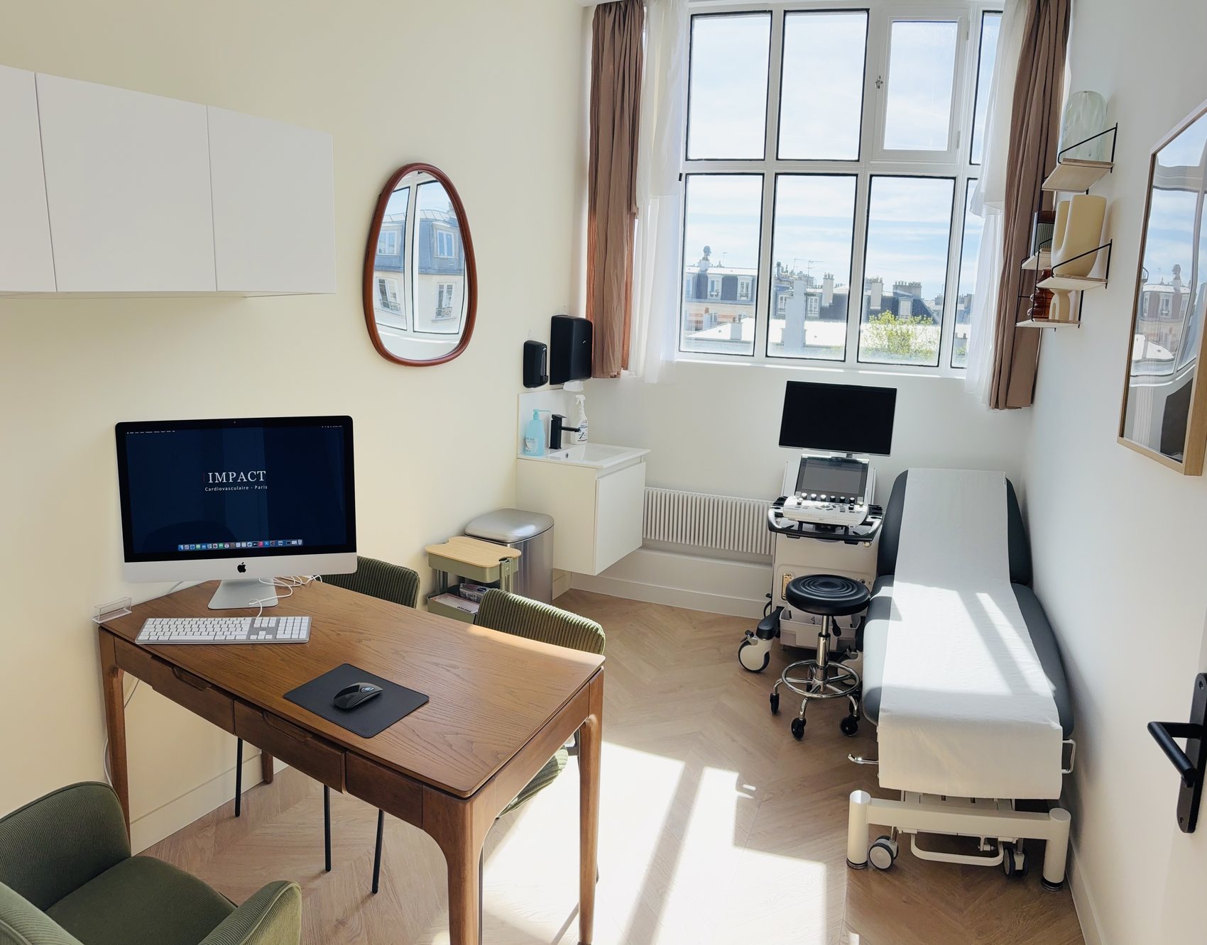 Salle de consultation avec échographie cardiaque et ECG